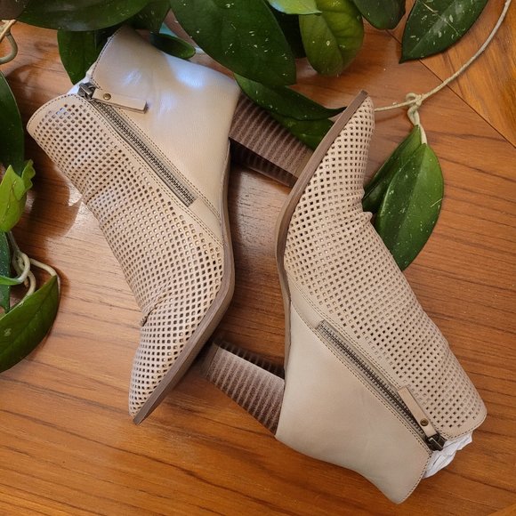 NWT Beige 8.5M Mia Riya Taupe Leather Booties - Picture 1 of 7